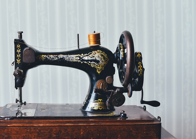 ¿Cuál es la diferencia entre una máquina de coser mecánica y una máquina de coser electrónica?